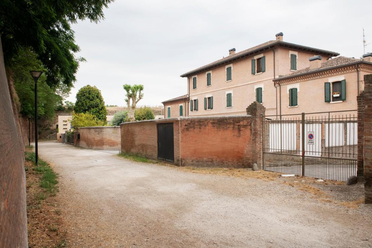 Вілла Charming Flat In Centro A Ferrara Con Posto Auto Екстер'єр фото